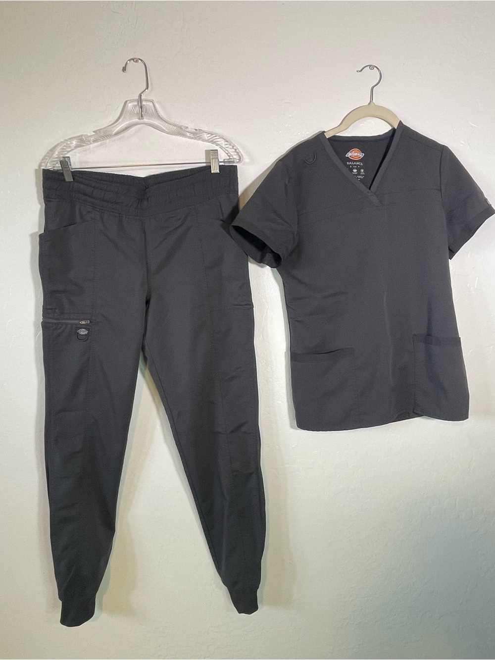 Grey Dickies Men's Black Jogger scrubs set